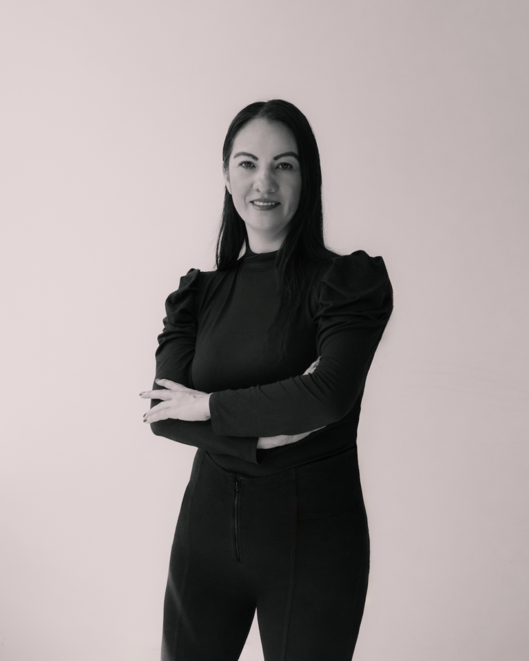 Diana cuenta con una experiencia de 20 años en investigación de mercados, manejando  estudios en campo, telefónicos, especializados, empresariales, en diferentes procesos, como reclutamiento de personal, auditorías, supervisión, coordinación y codificación.  Su experiencia no solo abarca el área cuantitativa,  es líder en la coordinación logística para estudios cualitativos, especializándose en el manejo de filtros y supervisión del reclutamiento para etnografías, entrevistas en profundidad, sesiones de grupo y más.   Su enfoque meticuloso y su habilidad para garantizar la calidad en cada paso del proceso la convierten en un activo invaluable para cualquier proyecto de investigación.