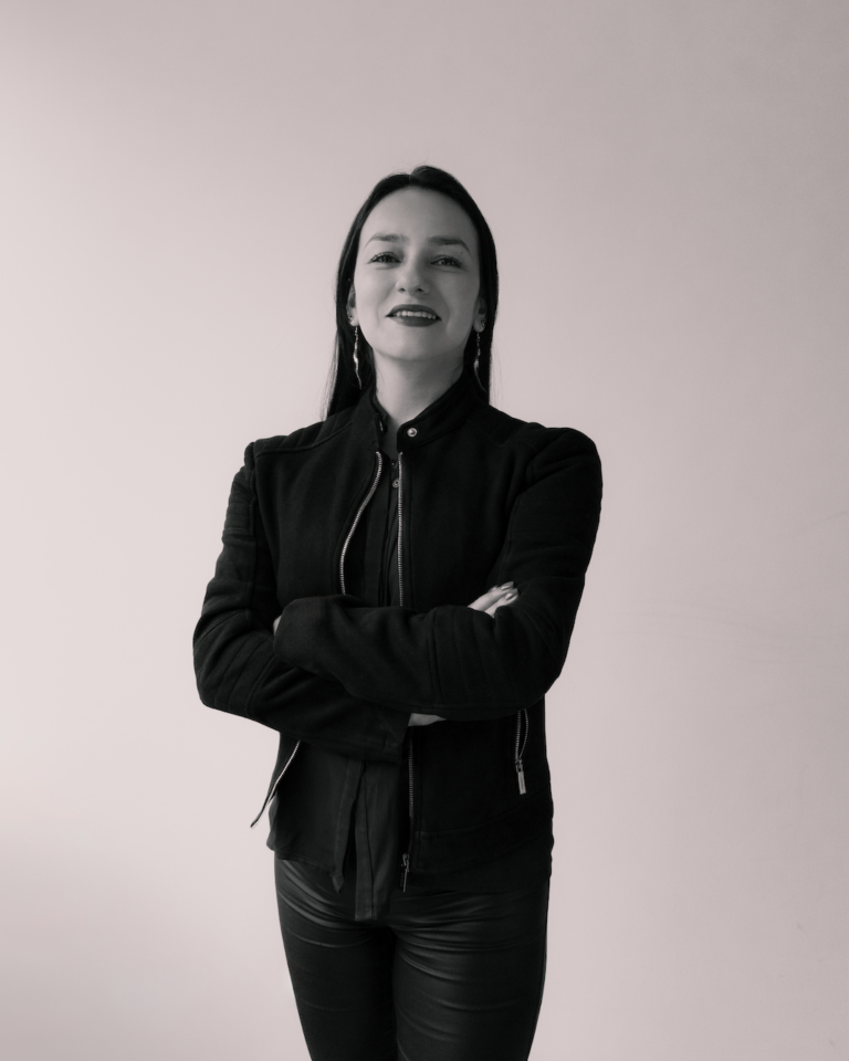 Lorena es una profesional altamente capacitada en el área administrativa y contable, con más de 5 años de experiencia en la gestión financiera y administrativa de empresas. Posee un amplio conocimiento en contabilidad, elaboración de informes financieros, gestión de nóminas y coordinación de actividades administrativas.  Su habilidad para analizar y resolver problemas financieros complejos ha sido fundamental para garantizar la salud financiera de las empresas en las que ha trabajado. Lorena es una persona proactiva y organizada, capaz de gestionar múltiples tareas simultáneamente y cumplir con los plazos establecidos. Su enfoque meticuloso y su atención al detalle la convierten en una profesional confiable y eficiente en todas las áreas de su trabajo.